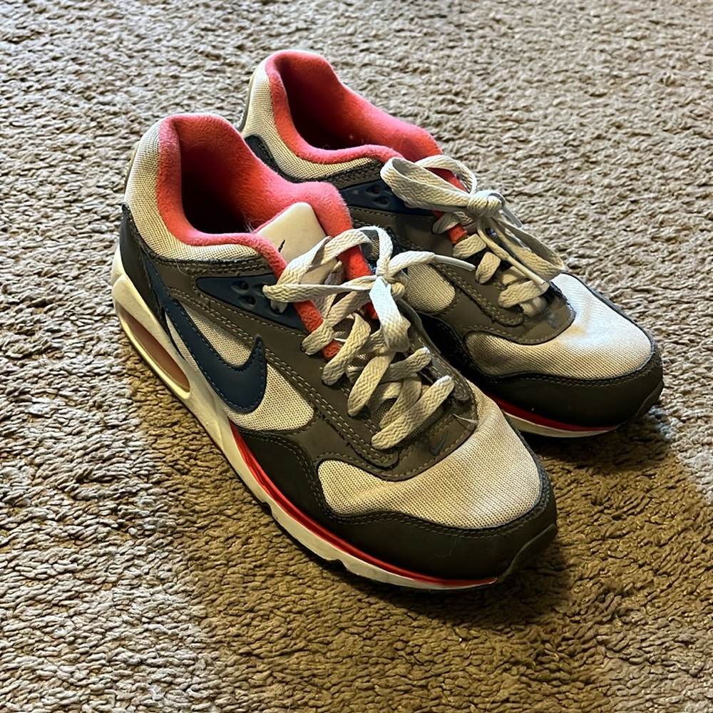 Women’s Nike shoe